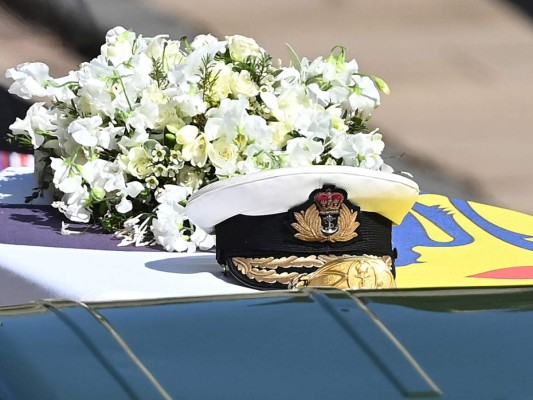 El ataúd del príncipe Felipe estaba cubierto por su estandarte personal y encima se colocó un ramo de flores seleccionado por la reina, su gorra de Almirante de la Flota y su espada.