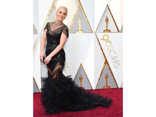 Lindsey Vonn. La esquiadora eligió un vestido negro con un juego de texturas en forma triangular.