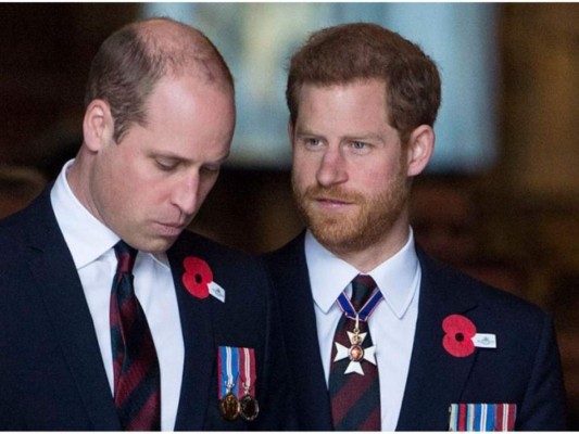 ¿Dónde está el vestido ahora? Pues es probable que nunca los volvamos a ver ya que ahora es propiedad privada de los príncipes Harry y William, hijos de la fallecida Lady Di.