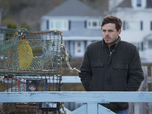 <br/>9. MANCHESTER BY THE SEA <br/>Este es un drama que sigue la historia de Lee Chandler, un fontanero que se ve obligado a regresar de Boston a su pequeño pueblo natal tras enterarse de que su hermano ha fallecido. Allí se encuentra con su sobrino de 16 años, del que tendrá que hacerse cargo, mientras que al mismo tiempo Chandler se siente destrozado interiormente debido a una tragedia de su pasado que ha mantenido en secreto durante todo este tiempo. Casey Affleck, el hermano menor de Ben y protagonista del filme, recibió el Golden Globe como Mejor Actor Drama por la increíble actuación.<br/>