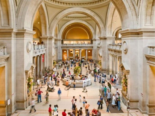 Metropolitan Museum, New York<br/><br/>Este museo guarda tesoros desde la antigüedad clásica hasta la edad moderna, Se exponen obras maestras de Rafael, Tiziano, el Greco, Rembrandt, Velázquez, Picasso, Pollock, Braque y muchos más. Visita el Metropolitan Museum en:<br/> https://artsandculture.google.com/explore