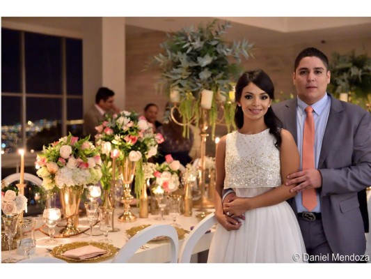 Los novios Scarleth Sandres Meráz y Manuel Cálix Ramírez durante la recepción de su boda civil (Fotografías Daniel Mendoza)