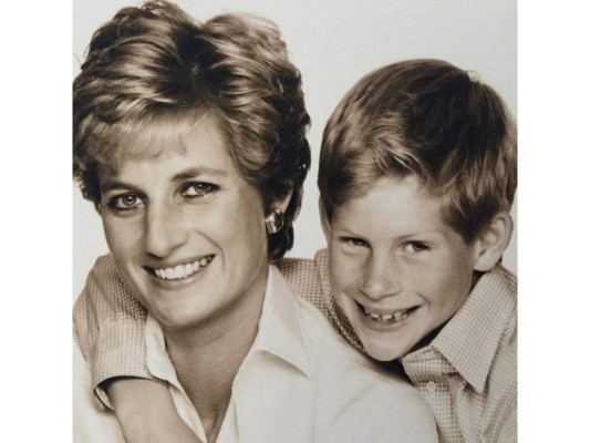 Diana con su amado Harry. Según contaría a Andrew Morton, el nacimiento de su segundo hijo tuvo varios inconvenientes, 'el parto tuvo que ser inducido porque ya no podía soportar más la presión de la prensa, se estaba volviendo algo insoportable. Era como si el mundo entero me estuviera monitoreando'.