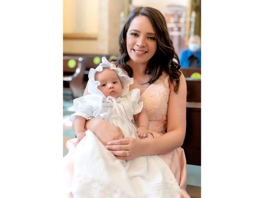 Fabiola y su pequeña Aitana Valentina minutos antes de recibir el sacramento del bautismo