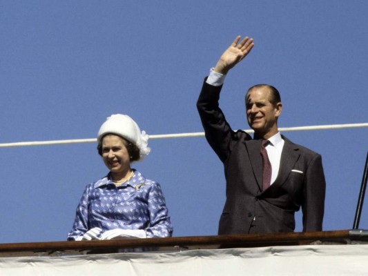 El Duque de Edimburgo también fue objeto de disgustos pues sus hermanas estaban casadas con nobles alemanes relacionados a los nazis, no obstante ella fue su aliada para que él lograra la aceptación en el Reino Unido
