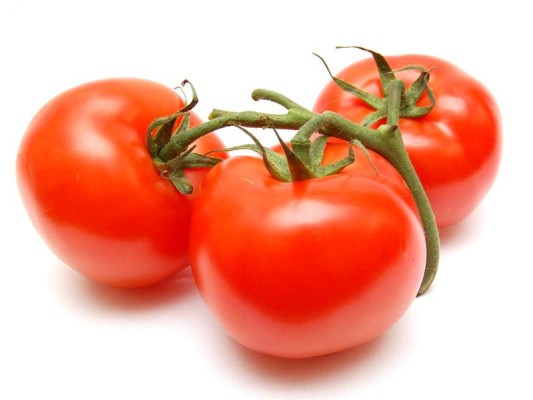 El tomate ayudan a estimular la producción de colágeno. Ayuda a mantener la piel firme y elástica, retrasando asi la aparición de las primeras marcas de expresión.