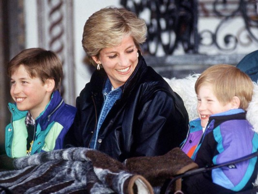 William y Harry inauguran estatua de la princesa Diana en Kensington