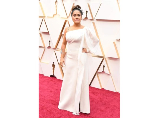 Salma Hayek: la actriz mexicana eligió un vestido asimétrico de Gucci y joyas de Boucheron. Su beauty look no ayudó mucho al resultado total de su atuendo. <br/>
