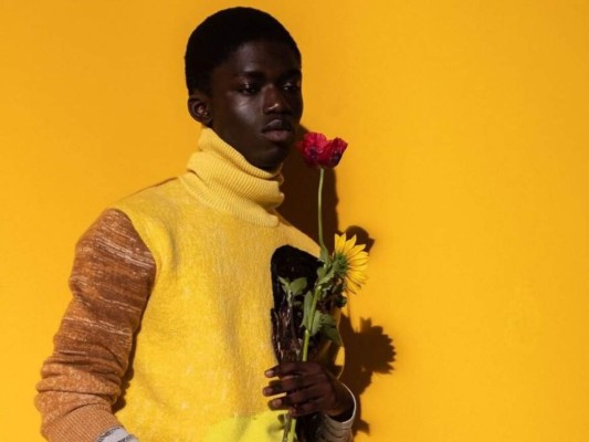 Dior Men presentó su nueva colección para la temporada primavera-verano 2021, diseñada por Kim Jones y titulada “Portrait of an artist”, inspirada en la obra del artista africano Amoako Boafo y haciendo un tributo a ¡personas negras! A continuación, te mostramos algunas fotografías de esta espectacular colección.