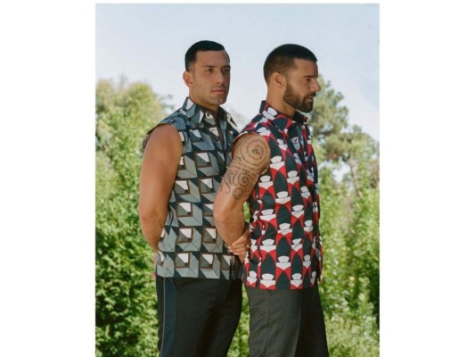 El esposo de Ricky Martin compartió una fotografía en la que ambos lucían unas camisas muy coloridas, bajo la descripción: ''Nunca fuimos aburridos, feliz Valentine Hayati''.