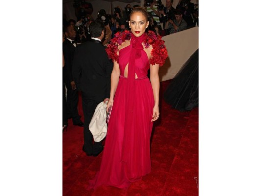Jennifer Lopez en un maxi dress rojo by Gucci en la gala de 2011