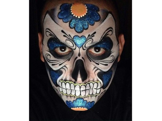 Los hombres un poco más intenso con blanco y azul oscuro, también se resaltan más las fracciones y los dientes