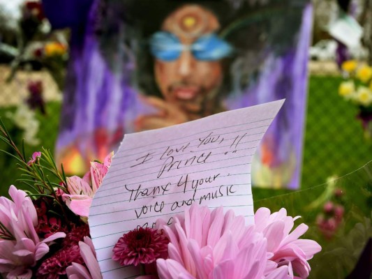 Los fans de Prince han llevado flores a Paisley Park, hogar del músico en Minneapolis, Minnesota.