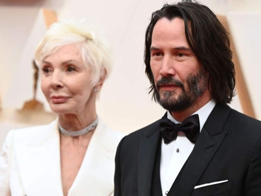 Después de 10 años sin estar presente en los Premios Oscar, Keanu Reeves apareció este año y lo hizo junto a su madre Patricia Taylor, quien acaparo muchas miradas con un elegante look en tono blanco.