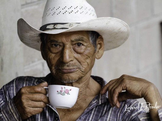 La hora del café es ineludible para este jornalero del municipio San Juan del Caite, en Intibucá, corazón de la ruta lenca y rodeado de paisajes escénicos, donde la mayoría de los hombres trabajan en caficultura o en el rubro del cuero