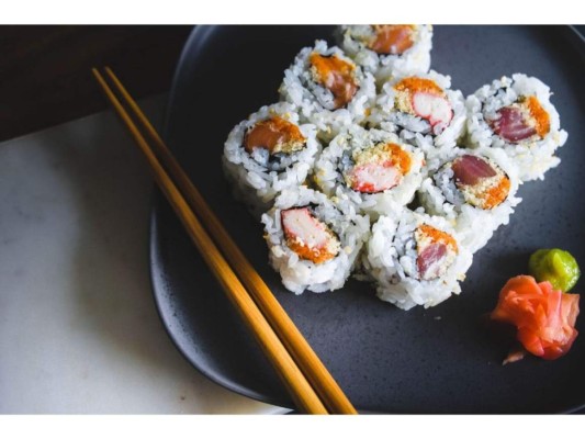 5. Sigue un orden para comer: no empieces a comer sushi a lo loco, debes empezar por el pez que tenga un sabor más ligero, y acabar con los sabores más fuertes. Degusta primero los de color blanco, sigue con los rosados y deja los rojos por ultimo.<br/><br/>