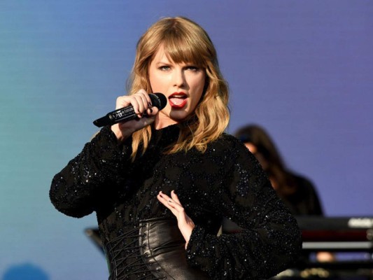 Un reportero le dijo a Taylor Swift que debería darse un baño