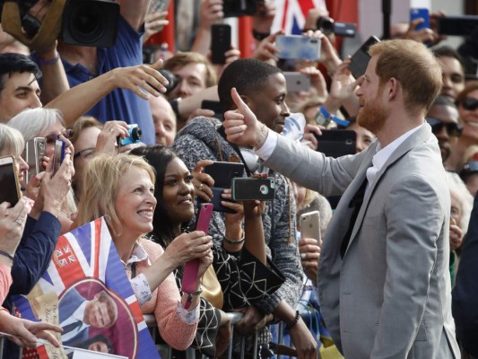 Harry y William saludan a la multitud afuera del Castillo de Windsor