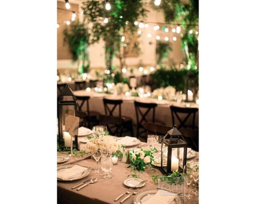 Ilumina con linternas para un efecto romántico. Lucen espectaculares tanto de día como de noche. Son tan versátiles que se pueden colgar del techo del lugar de recepción o de árboles, si es en un jardín. Pueden ser iguales o distintas, individuales o en grupos. Se pueden ubicar en las repisas de las ventanas, entradas, gradas y como centros de mesa. Son igual de impactantes con una vela para una boda de noche o llenas de flores para una de día.