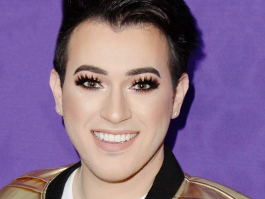 Manny Mua o Manny Gutierrez, nacido en San Diego California empezó con su blog de Youtube en 2014, donde tiene más de 200 mil susbscritores y actualmente tiene más de tres millones de seguidores en Instagram y tiene su propia paleta de sombras MannyMUA by Makeup Geek