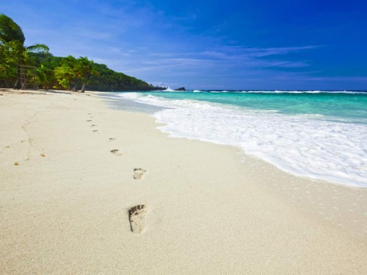 West Bay Roatán, una combinación de aguas cristialinas y arena blanca, espera a los veraneantes. Foto: Honduras Tips