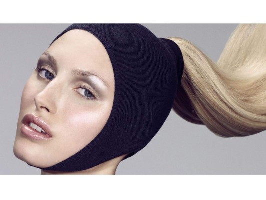 3. Cambia de peinado. Deja de usar todos los días la típica pony tail, trenzas o recogidos. Debes variar regularmente la forma como llevas tu cabello y evitar esa inmovilización, de la misma manera todos los días, que a largo plazo podría dañar el cabello.