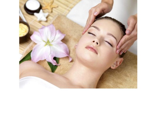 8. ¡Relájate!<br/><br/>Dedica 30 minutos a estimular los músculos faciales y tu maquillaje tendrá mejor definición y luminosidad. Aplica tu mascarilla de preferencia de acuerdo a tu tipo de piel, después de 15 minutos limpia tu cara con agua tibia y fría. Haz un masaje desde la barbilla hasta las orejas, realiza el movimiento con los dedos índice y pulgar. Luego alisa la frente, colocando tres dedos sobre las cejas y subiendo hacia el pelo. Termina alisando todo el rostro descendiendo hasta el cuello y escote.