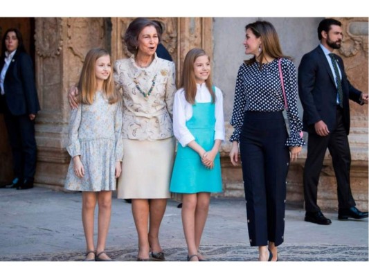 La más reciente escena tensa entre la reina Letizia y Doña Sofía. Donde Doña Sofía intentaba tomarse una foto con sus nietas Leonor y Sofía, pero Letizia se interpuso para que no lograrán captar la foto.