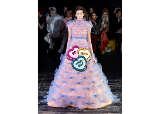 Viktor y Rolf presenta colección llena de divertidos mensajes