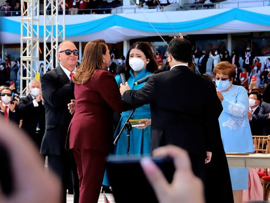 La presidenta Xiomara Castro se aprestar a abrazar a su nieta mayor Irene Melara, quien se muestra visiblemente emocionada por vivir ese histórico momento