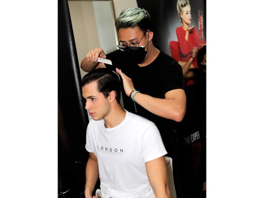 Los estilistas de Sexy Hair, sponsor del evento, estuvieron a cargo de realizar los diversos peinados, acorde a la temática de cada pasarela