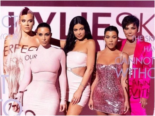 Y es que al parecer Kendall no ha querido involucrarse en nada que tenga que ver con el famoso producto que ni siquiera participó en la fiesta de lanzamiento Kylie Skincare a la que sus demás hermanas si se hicieron presentes.