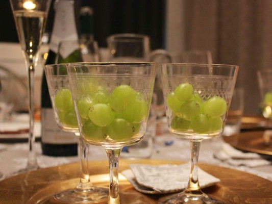 Los 12 deseos<br/><br/>Comer 12 uvas a la medianoche y pedir un deseo por cada una es una costumbre muy antigua. Intenta comerlas despacio, una vez que suenan las doce campanadas, meditando sobre cada deseo.