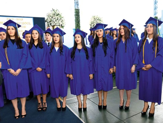 La graduación de los seniors 2016 de Macris School