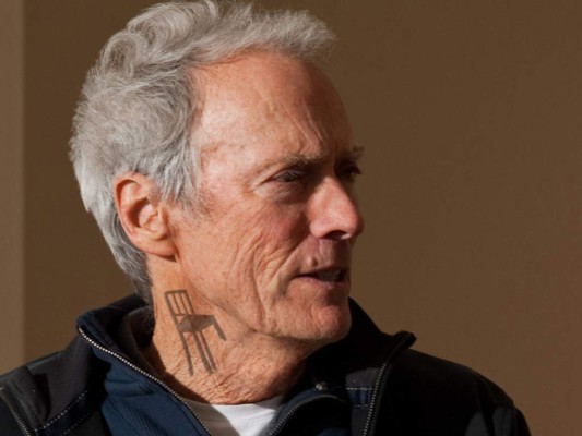 Una divertida e inclinada silla es la que tiene en el cuello el actor Clint Eastwood.
