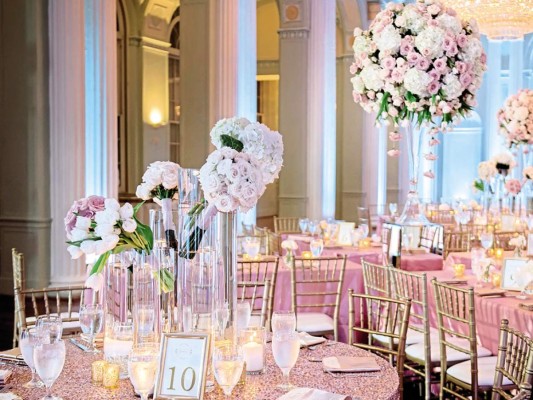 En rosa cuarzo. El color más hot del año llega a las bodas.Pinta de rosa cuarzo todos los detalles, desde los vestidos de las damas de honor, los bouquets, el romanticismo flotará en el aire.