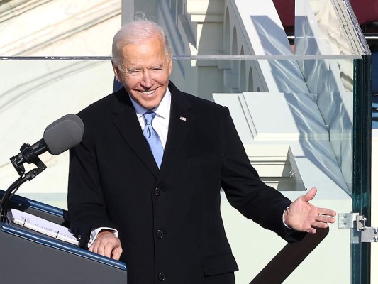 Joe Biden opto un traje del diseñador que más simboliza la moda estadounidense, Ralph Lauren y una corbata color lavanda.