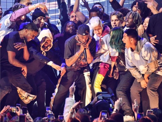 Travis Scott interpreta dos de sus temas en el escenario de los Grammys 2019