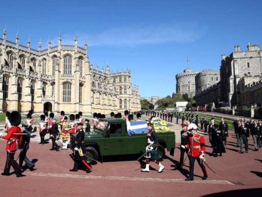 El duque de Edimburgo fue trasladado en un Land Rover modificado que hace una relación con su vida en la milicia.