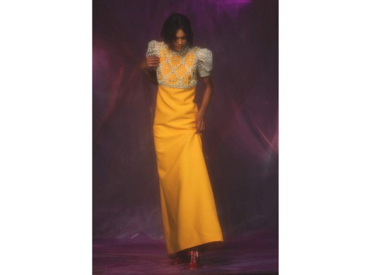 Para esta entrega Miu Miu se inspiró en el glamour y la alegría que trae vesitirse, desde el punto de vista de una joven que juega con colores frescos y divertidos como rojo, amarillo y rosa.