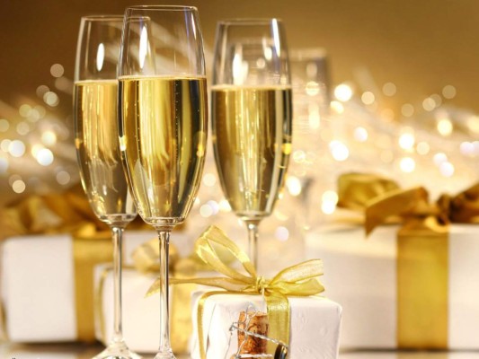 Para el brindis<br/><br/>Según la creencia, colocar un anillo de oro en la copa de champagne con la que se hará el brindis te asegura que no faltará el dinero.