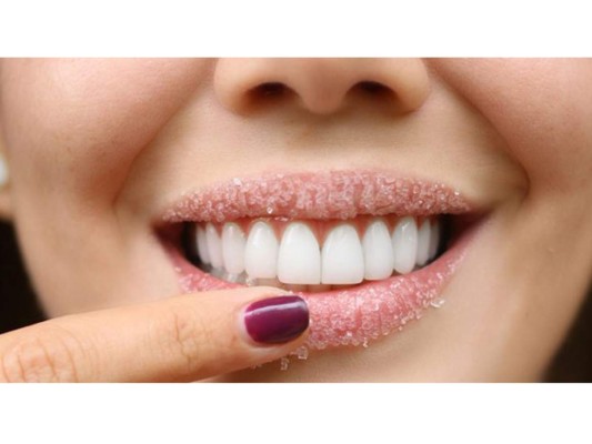 Azúcar: es un buen exfoliante que debe utilizarse con cuidado y solo si los labios no sangran ni están demasiado resecos. Puedes simplemente poner unos granitos de azúcar en los labios y hacer movimientos circulares o bien formar un exfoliante casero más efectivo.