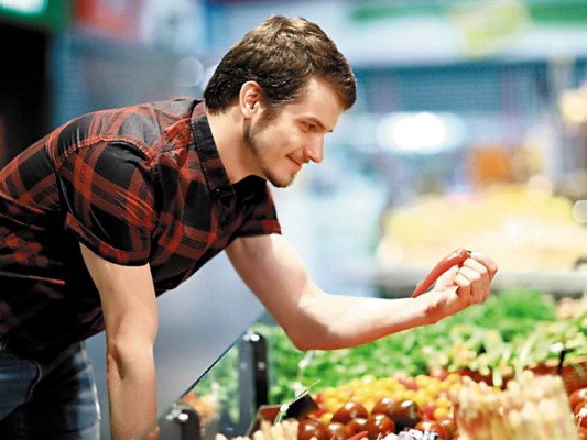 <br/>1. Para comenzar, y particularmente en esta época en la que afrontamos una inesperada pandemia, compra alimentos locales. Prefiere ante todo la comida basada en ingredientes frescos y de la estación, producidos en nuestro país, así apoyas a los microempresarios y agricultores.<br/>