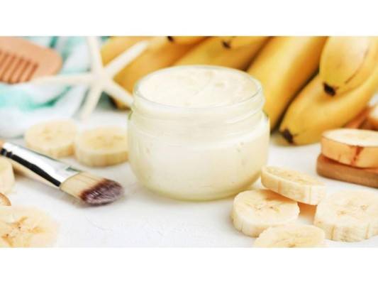 Mascarilla de banano: El banano es rico en potasio, zinc y minerales que ayudarán a estimular el crecimiento capilar y previene la caída del pelo.