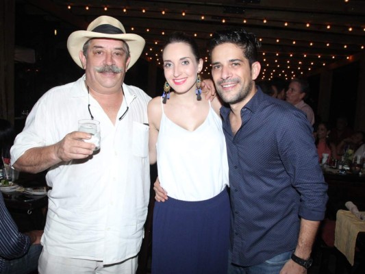 Juan, Natalia e Ignacio Batres, fueron los anfitriones de la alegre fiesta del 15 Aniversario de El Portal de Las Carnes. Foto Gerson Alachán