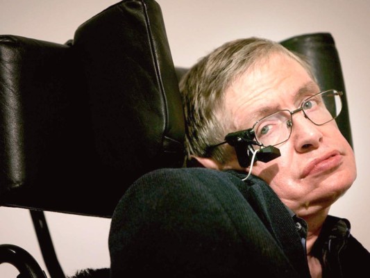 Stephen Hawking . “No hay ningún dios. Soy ateo” son las palabras textuales del científico más famoso y admirado del mundo. Dentro de sus trabajos más importantes están los teoremas de la relatividad general en las singularidades espaciotemporales y los agujeros negros, a este conjunto le ha llamado Teoría del Todo.<br/>