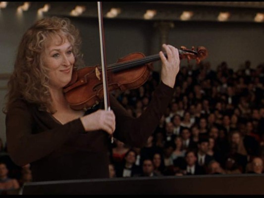 Como muestra de su dedicación en los papeles que interpreta, para el filme “Música para el corazón” (1999), tomó clases de violín 6 horas al día durante 8 semanas.
