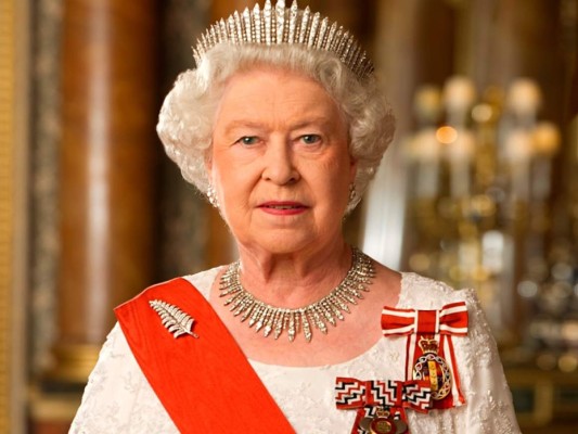 A sus 96 años, la monarca del Reino Unido presume de una excelente salud y nosotros te mencionamos sus secretos, que en realidad no debería tomarnos por sorpresa ya que su madre tuvo una larga vida llegando a los 102 años.