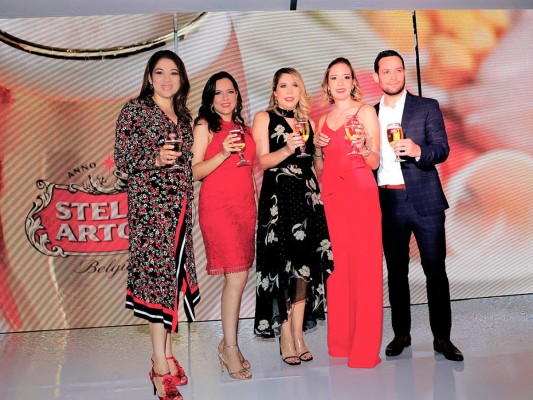 Karla Ávila, Karen Osorio, Carolina PérezDiez, Paola Bondy, Kervin García