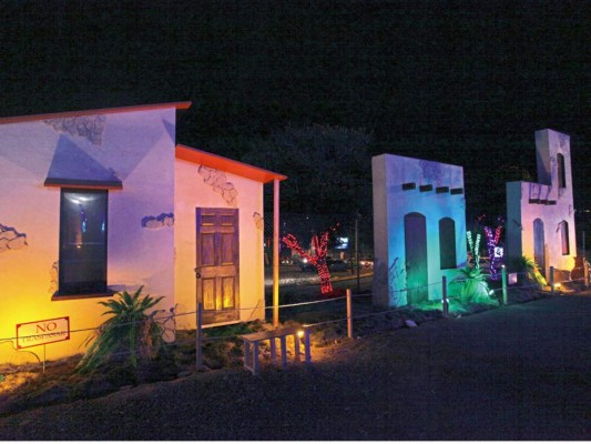 Fachadas de casas que emulan el lugar de la Natividad en la Villa de Navidad del Juan Pablo II<br/>